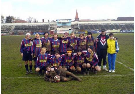 FETE BUNE. Echipa de fotbal feminin Motorul Oradea (foto) a fost înfiinţată în 1994 sub denumirea de Inter Oil, fiind susţinută de fosta fabrică de ulei, după care a trecut sub patronajul OTL. A cucerit campionatul naţional în trei rânduri, 1995, 1996 şi 2000, fiind de 6 ori vicecampioană naţională, iar în restul ediţiilor, până în 2010-2011, s-a clasat cel mai rău pe locul 4. Cele 16 jucătoare care compun lotul sunt toate din judeţul Bihor